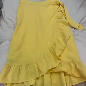 Säljer en gul kjol, fint skick. Priset kan diskuteras vid snabb affär. Köpt på lindex 