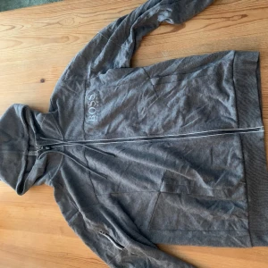 Hugo boss hoodie  - Fick den av min kusin förut men nu är den för liten så tänkte sälja den nu. Den är i bra skick inget trasigt vad jag kan se bara lite skrynklig men det är inte permanent. Pris kan diskuteras vid snabb affär 😀