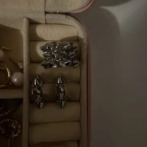 set från edblad  - säljer detta sett i silver från edblad! 400kr för hela setet eller 200kr för örhängen och 300kr för ringen, priset kan diskuteras! sparsamt använt och fint skick!