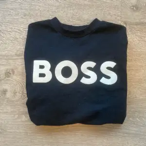 Tjo! Säljer min boss sweatshirt då jag letar nått annat, tröjan är i storlek S och i färgen marinblå. Vid funderingar eller intresse så är det bara att skriva till mig, mvh viktor 