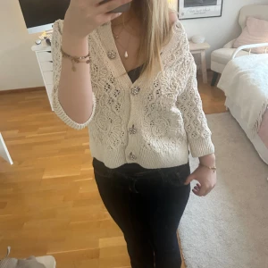 Zara kofta! - Jätte fin stickad zara kofta med så fina knappar, snygg at tha både öppen och stängd! Inga detekter, säljer för att den inte riktigt är min stil❤️‍🔥