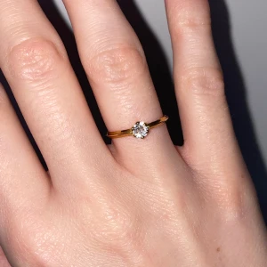 18k guldring med kubisk zirkonia - Ring i 18k guld i storlek 16.0 med en kubisk zirkonia. Stämpel ”CO697 750”. Dvs EJ pläterad utan helt i guld! Använd en gång men annars bara stått och blivit dammig, hade varit roligt om den kom till användning. Fin present till alla hjärtans dag? ✨