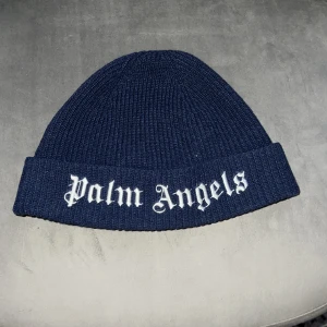 Palm angels mössa  - Säljer min snygga mössa då den ibte anvönds så mycket. Det är bra skick på den inga skador eller så 8,5/10 i skick. Köpt på minto för två år sen. Ny pris 1500