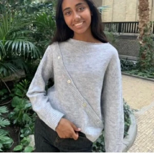 Design by si tröja strl s - Säljer denna designbysi stickade tröja! Så fin och knappt använd! Strl s