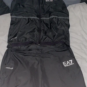 Armani dress storlek m - Helt ny Armani dress.  Äkta ej kommit till användning köpt på nk förra året 