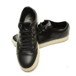 Säljer nu mina jättefina Lanvin skor i svart läder med vit sula. Otroligt bra kvalitet. Väldigt bra skick. Dustbag medföljer. Storlek 10uk, 11us, 44eu. Nypris 5500kr