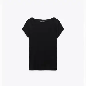 Säljer min t-shirt från Zara, i perfekt skick, aldrig använd 💕
