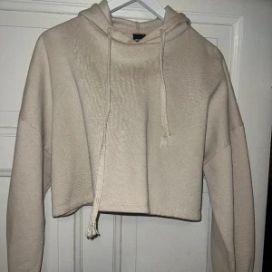 Kroppad hoodie  - Kroppad hoodie i beige från Gina. Strl S i fint skick❤️
