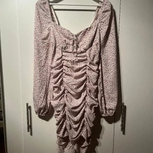 Klänning - Blommig klänning använd en gång 