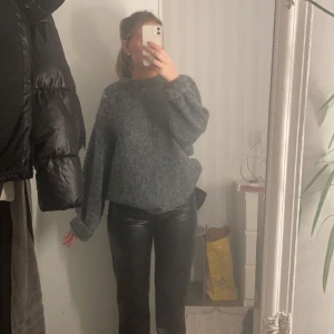 Stickad tröja  - Den är lite lång, men blir snyggt om man viker upp den 