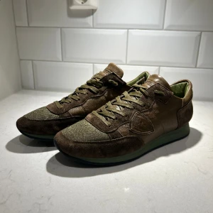 100% Original Philipe model skor strl 43 - Säljer dessa Philipe model skor i storlek 43. Skorna är 100% äkta. Dm för mer info. Nypris ligger på ungefär 3300kr