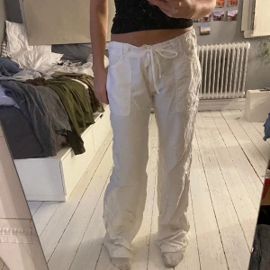 Lågmidjade linnebyxor  - Midjemått: 42 (finns snöre så man kan knyta) Innerben: 83