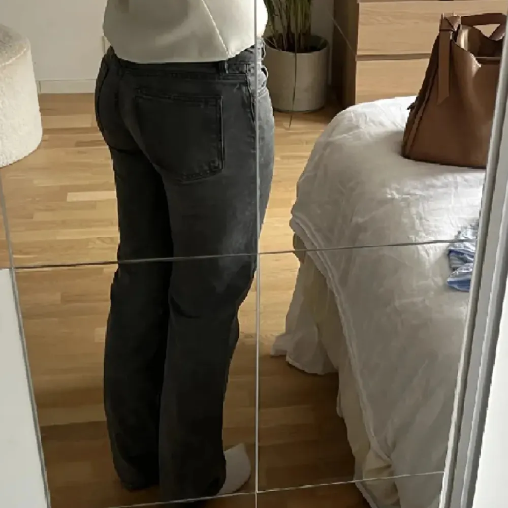 (Lånad första bild) Supersnygga gråa lågmidjade jeans från Zara! Frakt tillkommer☺️ . Jeans & Byxor.