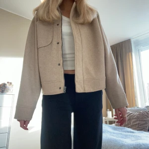 Kappa - Säljer min älskade beigea kappa från märket Zink. Älskar den men får ingen användning för den längre. Fortfarande i väldigt bra skick och är inte nopprig. Storlek 36/38💕 köparen står för frakten!