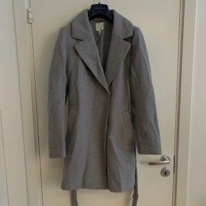 Grå kappa H&M - Grå kappa från H&M med bälte som är avtagbart. 
