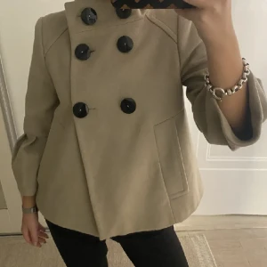 trekvartsärmad kappa - Säljer denna trekvartsärmade jackan från Zara 🩷🩷🩷