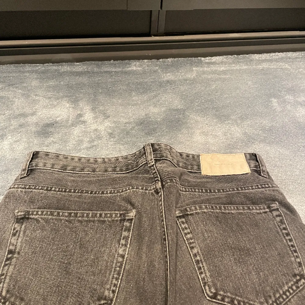 Gråa zara jeans, Baggy, herr.  Storlek: 40 Tryck på ”Köp Nu” för att köpa. . Jeans & Byxor.