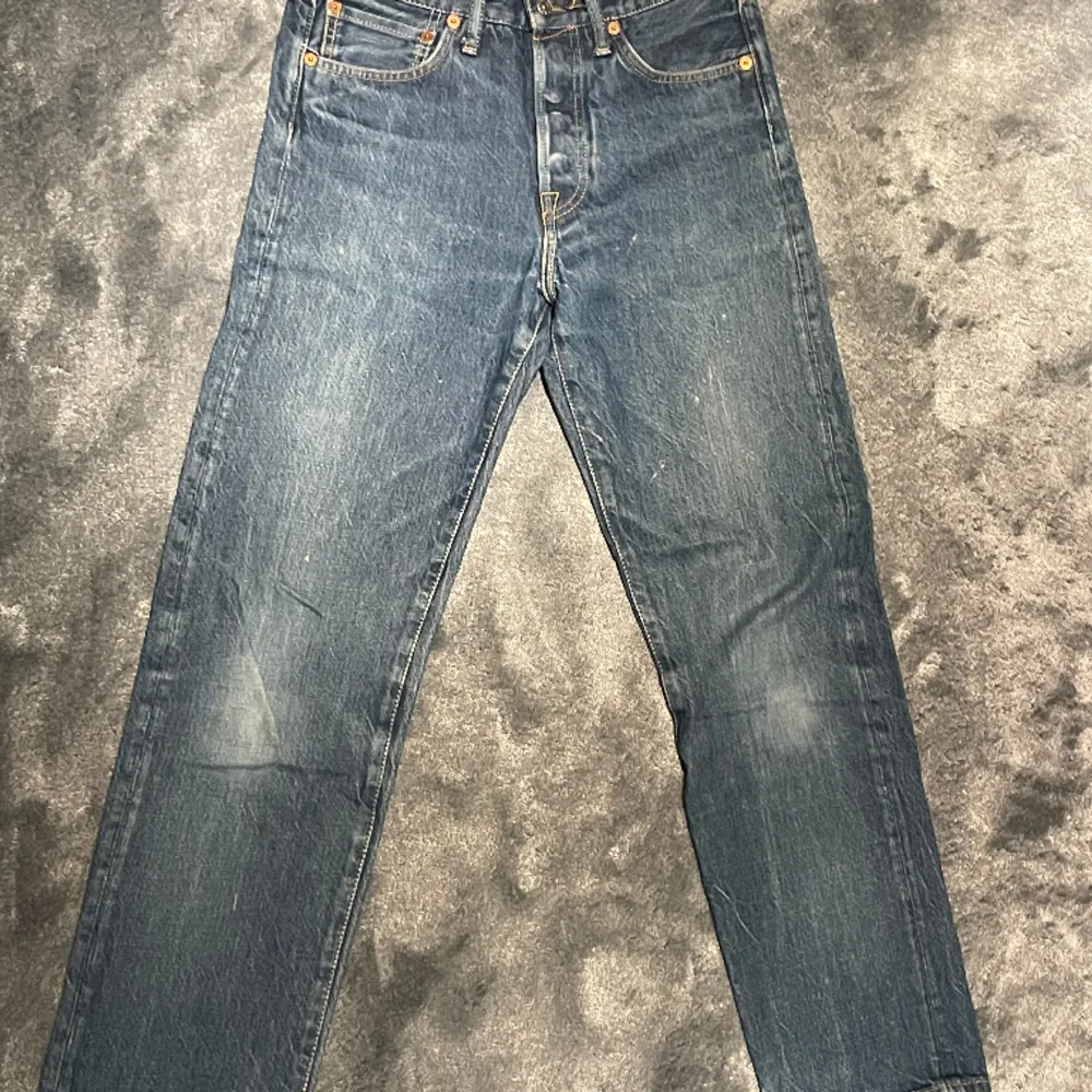 Blåa Acne Studios jeans i gott skick.  Nypris: 2200kr Pris: 399kr Storlek: 29/30 Tryck på ”Köp Nu” för att köpa  Ganska Baggy, herr  . Jeans & Byxor.