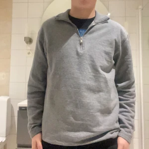 Selected homme - Säljer min snygga half zip tröja från selected homme. Kommer ej till användning längre. Skick 9/10. Ny pris 350kr. Hör av dig för mer frågor!