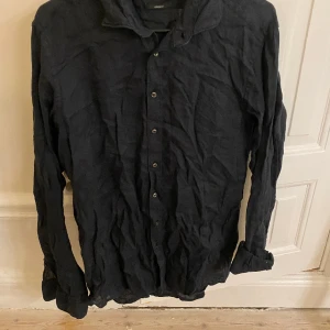 Linneskjorta från Sand copenhagen - Snygg svart linneskjorta från sand copenhagen, storlek 42(M), nypris 1500