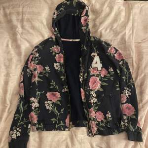 Superfin blommig zip up hoodie Ganska använd Tvättas och stryks innan den skickas  Säljer pga att den är barnstorlek och inte passar