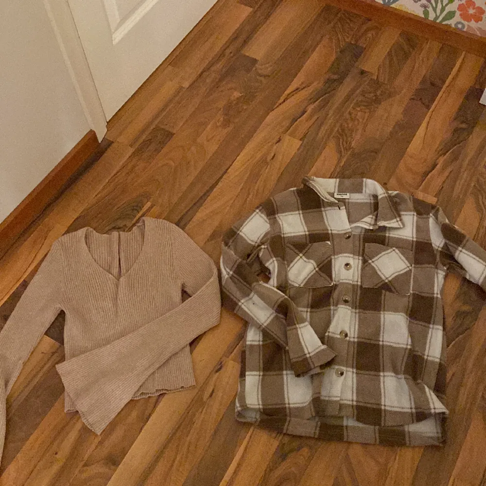 Säljer dessa två tröjor en är en tröja och en är en kofta, aldrig använt dessa. Jätte sköna, ena är i storlek xs och ena 170 70kr st eller 120 för båda . Tröjor & Koftor.