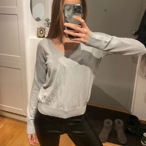 Tröja från Filippa K - Tunn ljusblå tröja från Filippa K med v-ringning. Står att det är stl xs men skulle säga s och kanske m. Pris kan diskuteras. Köparen står för frakten