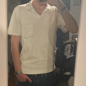 Frotté piké  - Säljer min riktigt sköna frotté piké från A DAY’S MARCH. 9/10 skick då den inte har några defekter! Hör av er vid intresse!