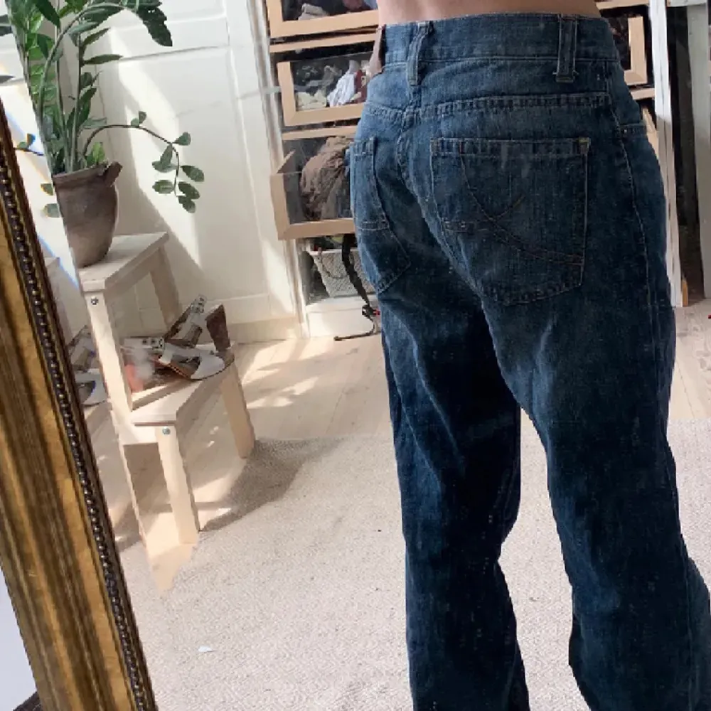 skitsnygga och sköna lågmidjade jeans som inte längre kmr till användning, passar de som är runt 160cm, är lite slitna längst ner. skriv om fler frågor. Jeans & Byxor.