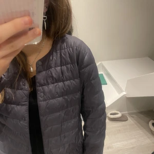 Uniqlo jacka - Säjer min uniqlo jacka i st xxs men sitter som en xs! Bra kvalitet och inga defekter💓