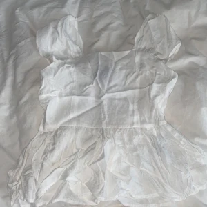 Topp - Superfin vit topp köpt på Vinted men tyvärr för liten för mig💕
