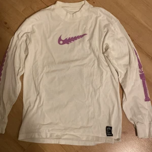 Nike longsleeve - Longsleeve från Nike, väldigt unik och cool som inte används längre, skriv om ni har frågor!