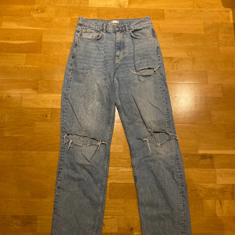 Säljer dessa högmidjade jeans med hål! De är tyvärr för små för mig och jag väljer därför att sälja de vidare. Priset kan diskuteras💞. Jeans & Byxor.