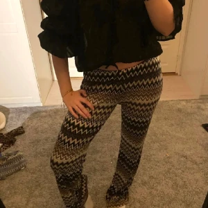 Zigzag byxor  - Jätte fina byxor! Oanvända och formar kroppen jätte fint 