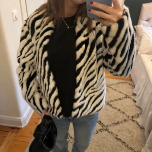 Zebrajacka  - Zebra pälsjacka! Såå snygg❤️🥰