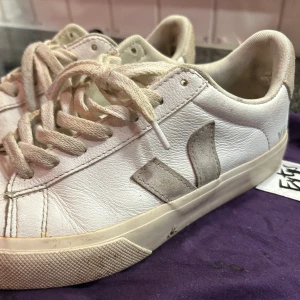 Veja skor - Säljer dessa använda veja skor då jag inte har använt dem på väldigt länge, dem har haft sina dagar och är lite slitna✌️ Nypris 1500