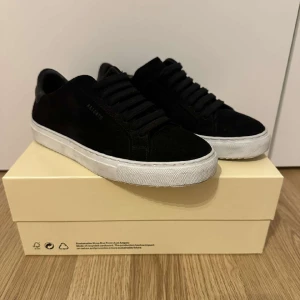 Axel arigato skor  - Axel arigato skor i strl 37 i mocka, endast använda 3 gånger så i nyskick💞💞kartong mm följer med. Bara höra av er vid fler bilder eller frågor. Nypris 2500kr mitt pris 1250kr