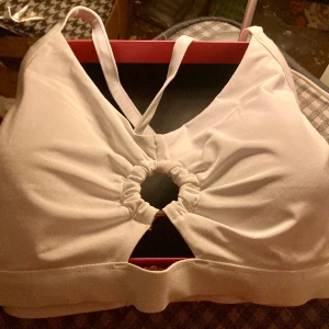 Ny Vit Bikinitop, Stl 50 Fr H&M  - Ny oanvänd Bikinitop Fr H&M  med snygg detalj framtill och möjlighet att ändra banden baktill, Stl 50, uppskattar till 2-3/XL, kupa G/H. 