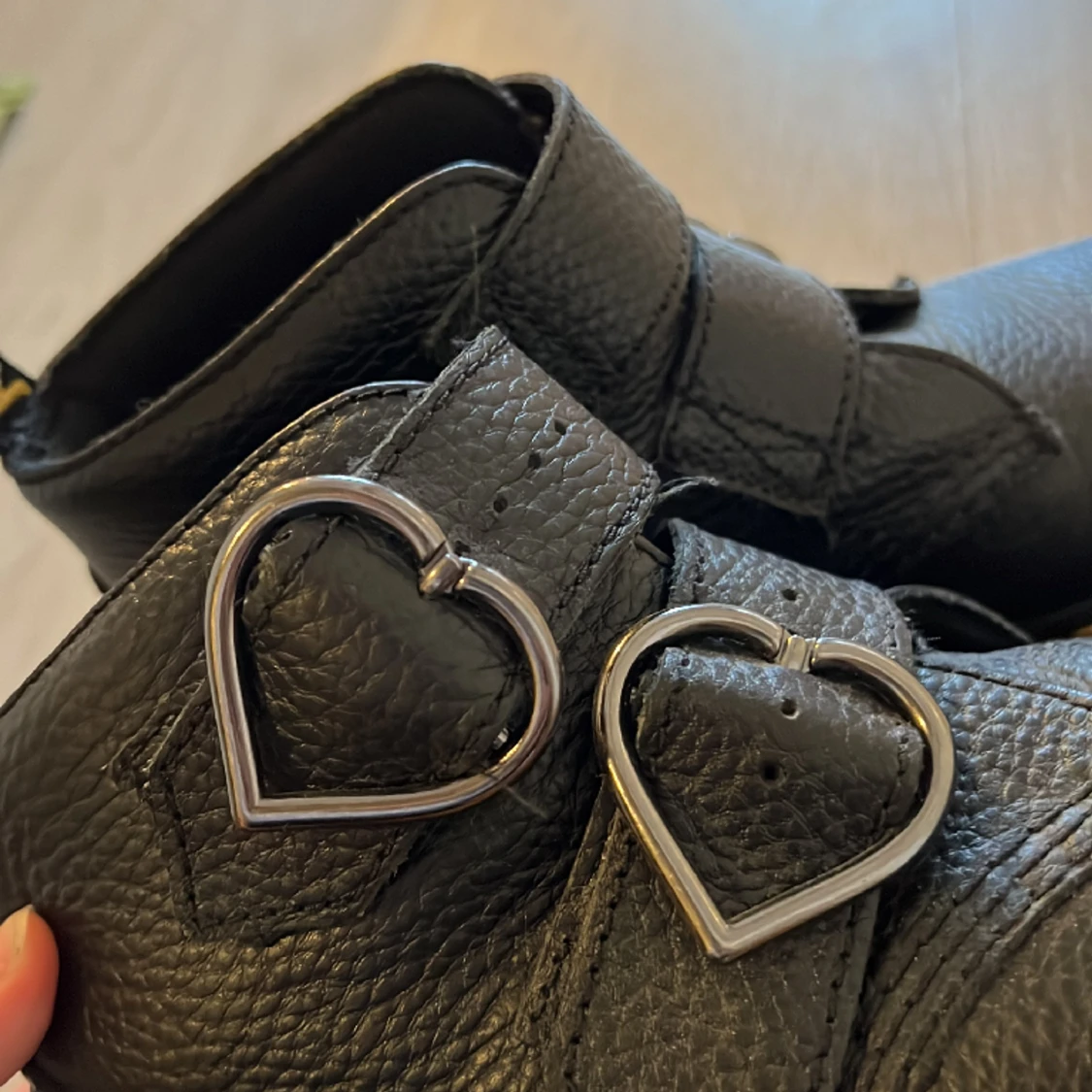 Dr. Martens Devon Heart - 90