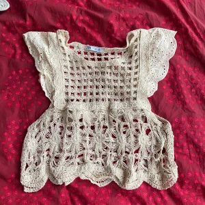 Zara topp - Söt topp från zara med coola detaljer, perfekt över en bikini🌟 stl M