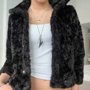 Faux fur jacket i svart🌸 Säljer pågrund av att den är något liten på mig, finns ingen storleks lapp men uppskattar att den är i xs⭐️ jättbra skick!💕skicka privat för mått 