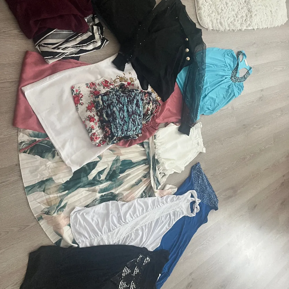 Blandat. Klänningar, shorts, blusar kjolar Paketpris 1- 300kr Paketpris2- 250kr Kan köpa enstaka plagg också.  . Klänningar.