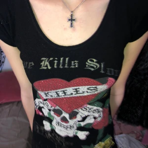 Ed hardy T-shirt  - Superbra skick, stretchigt material, ganska lång passar för S/M