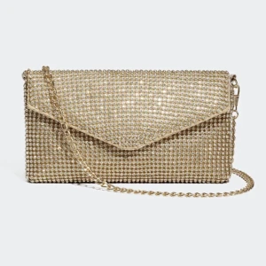 Balväska/strassväska - Väskan är endast använd en gång till min bal. Skicket på väskan är som ny, inga defekter. Köpt på Glitter✨ Mått: längd 19cm Bredd: 10,5cm Djup: ca 2cm. Axelremmen medföljs, remmen är även antagningsbar🌸🤍 