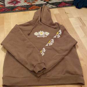 Säljer denna hoodie från pull & bear pga inte min stil längre och används därför inte. 