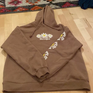 Brun hoodie - Säljer denna hoodie från pull & bear pga inte min stil längre och används därför inte. 