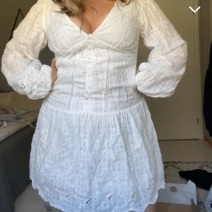 Klänning - Säljer denna ursnygga klänningen från Zara! Använd ett fåtal gånger! Storlek L men skulle säga att den sitter som en M💕 skicka för fler bilder!! Hör av dig innan du trycker på ”köp nu” 🥂