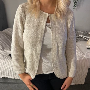 Kofta - Säljer min jättesöta kofta som tyvärr inte kommer till användning. Den är i mycket bra skick och har glittriga detaljer💓