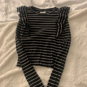 Tröja från Kappahl!  - Svart vit tröja från Kappahl! Med volanger på sidorna! Storlek 146/152 