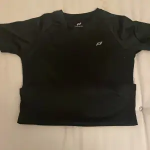 En svart vanlig tränings tröja 